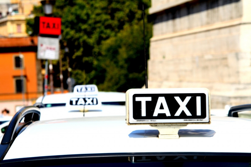 taxis-PUGET THENIERS-min_taxi_auto_rome_road_white-1051610